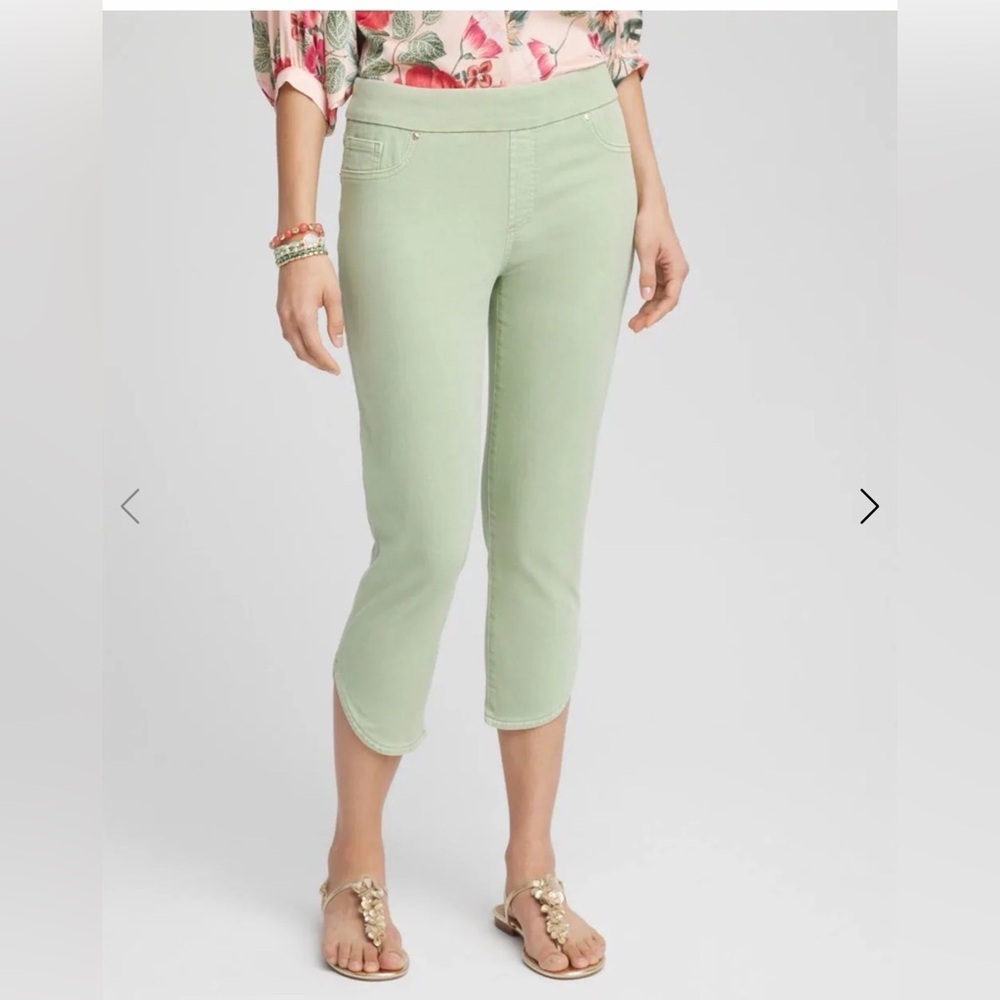 Chico's Women's Pull-On Dolphin-Hemmed Capri Jeans Mint 00 NWT $89 - Picture 1 of 9
